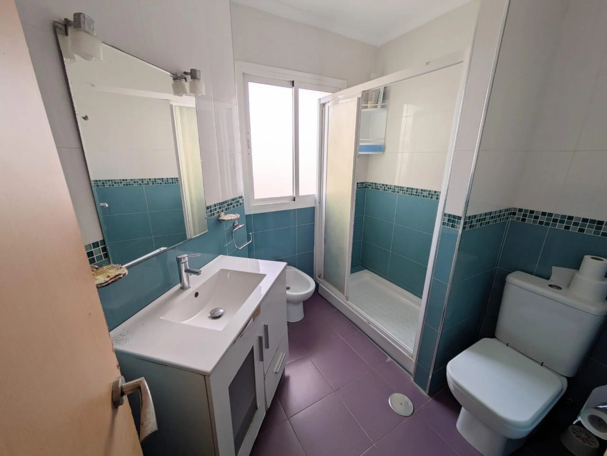 We present this excellent investment opportunity: an apartment located in the sought-after La Carihuela area of Torremolinos. This property is just 100 meters from the sea, offering proximity to the beach and the promenade. The apartment features two brig