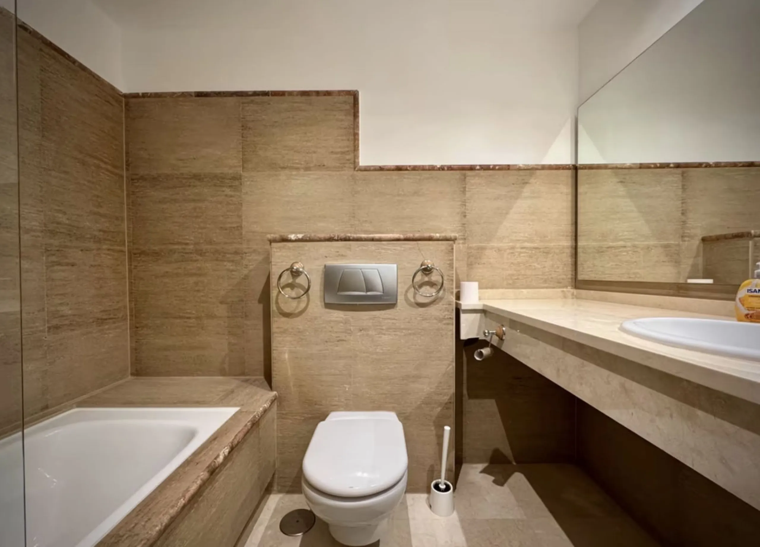 Fantastic 3-bedroom duplex penthouse with sea and African coast views, spread over two floors. It features two spacious terraces, air conditioning, heated floors, and access to communal gardens with two swimming pools. Garage and storage room included.