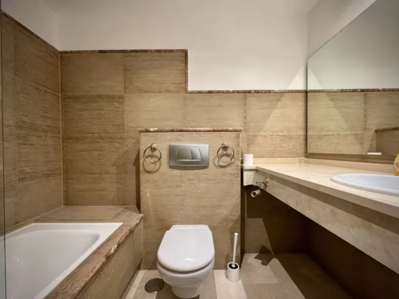 Fantastic 3-bedroom duplex penthouse with sea and African coast views, spread over two floors. It features two spacious terraces, air conditioning, heated floors, and access to communal gardens with two swimming pools. Garage and storage room included.