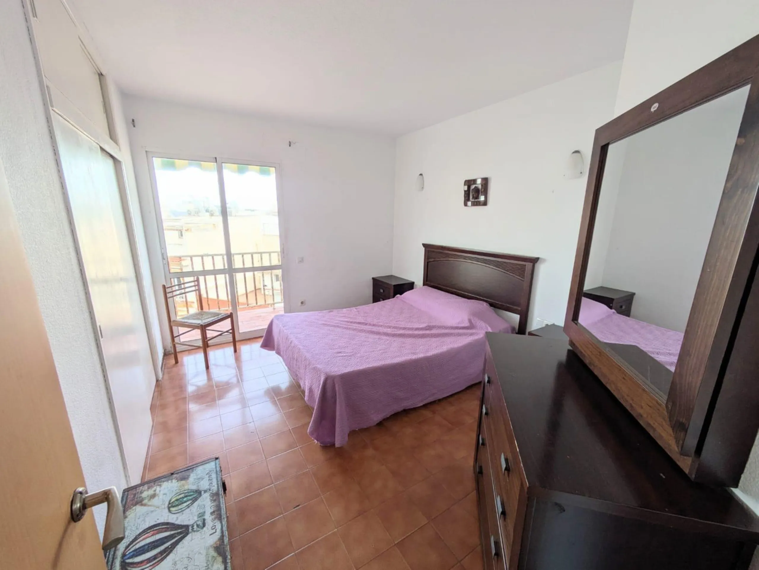 We present this excellent investment opportunity: an apartment located in the sought-after La Carihuela area of Torremolinos. This property is just 100 meters from the sea, offering proximity to the beach and the promenade. The apartment features two brig
