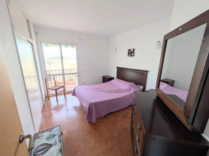 We present this excellent investment opportunity: an apartment located in the sought-after La Carihuela area of Torremolinos. This property is just 100 meters from the sea, offering proximity to the beach and the promenade. The apartment features two brig