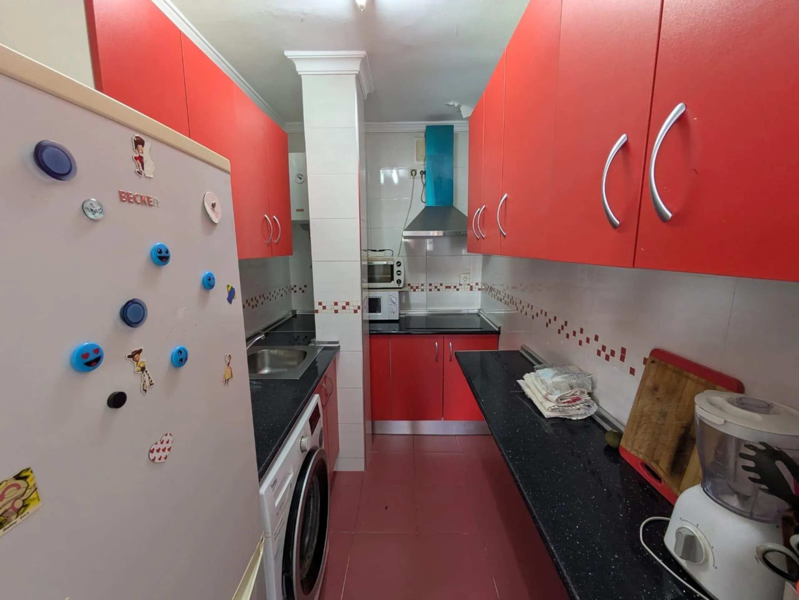 We present this excellent investment opportunity: an apartment located in the sought-after La Carihuela area of Torremolinos. This property is just 100 meters from the sea, offering proximity to the beach and the promenade. The apartment features two brig