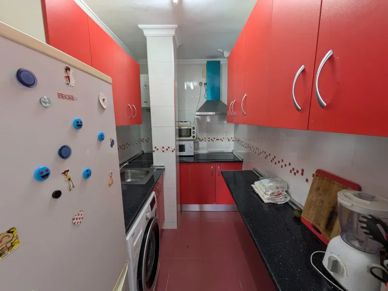 We present this excellent investment opportunity: an apartment located in the sought-after La Carihuela area of Torremolinos. This property is just 100 meters from the sea, offering proximity to the beach and the promenade. The apartment features two brig