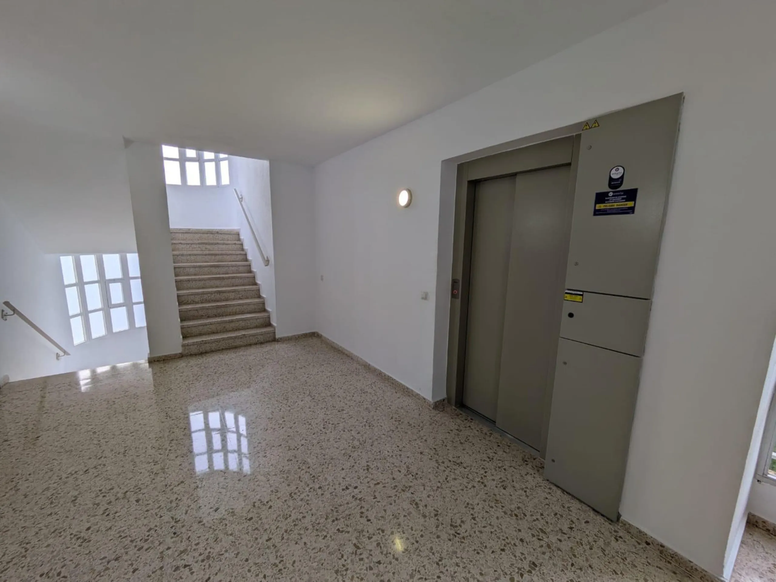 We present this excellent investment opportunity: an apartment located in the sought-after La Carihuela area of Torremolinos. This property is just 100 meters from the sea, offering proximity to the beach and the promenade. The apartment features two brig