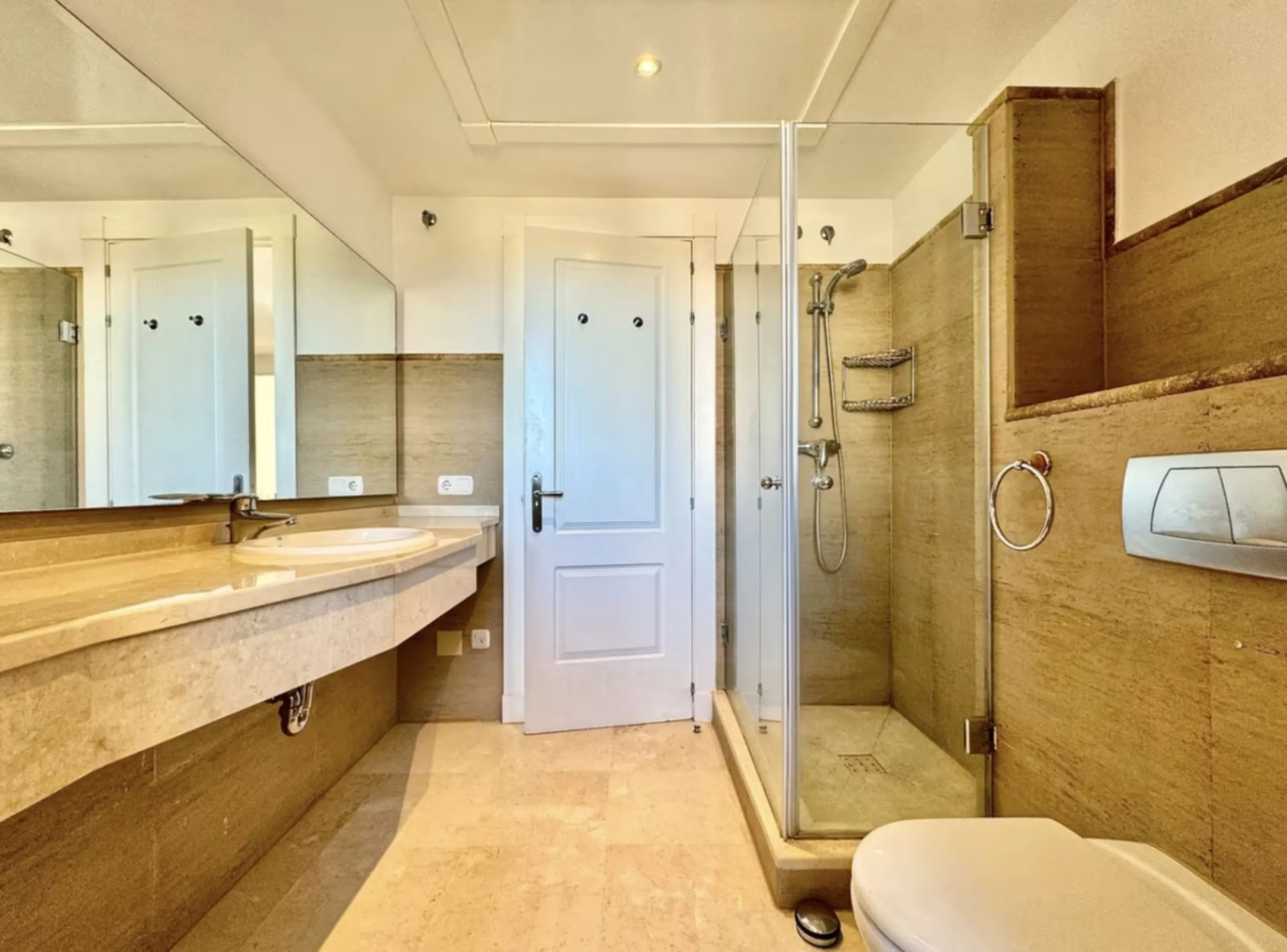 Fantastic 3-bedroom duplex penthouse with sea and African coast views, spread over two floors. It features two spacious terraces, air conditioning, heated floors, and access to communal gardens with two swimming pools. Garage and storage room included.