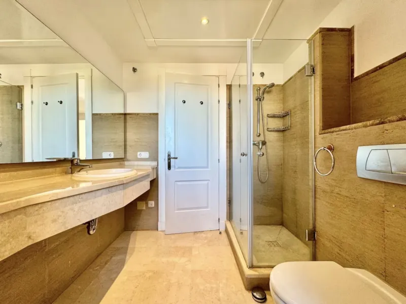 Fantastic 3-bedroom duplex penthouse with sea and African coast views, spread over two floors. It features two spacious terraces, air conditioning, heated floors, and access to communal gardens with two swimming pools. Garage and storage room included.