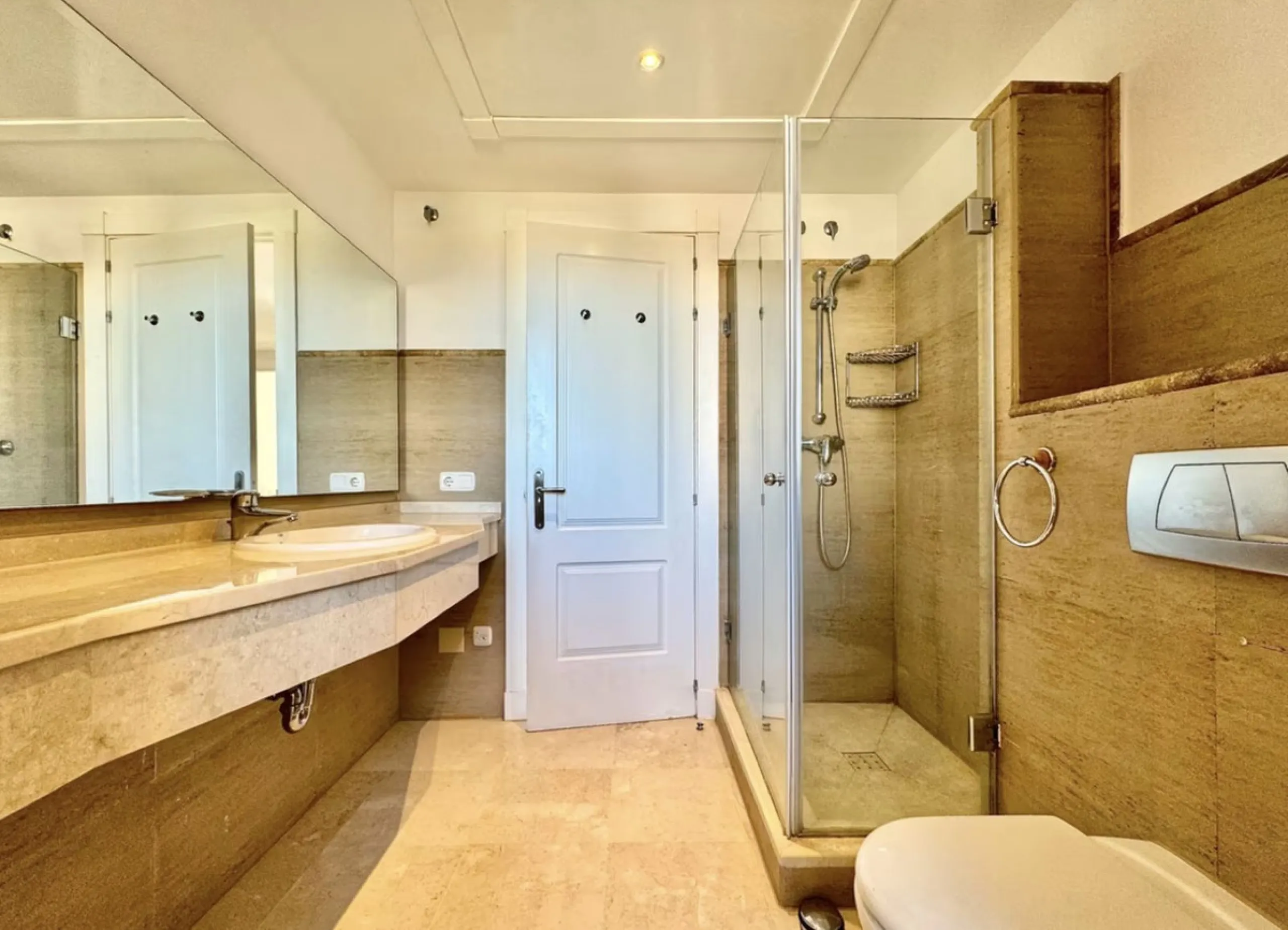 Fantastic 3-bedroom duplex penthouse with sea and African coast views, spread over two floors. It features two spacious terraces, air conditioning, heated floors, and access to communal gardens with two swimming pools. Garage and storage room included.