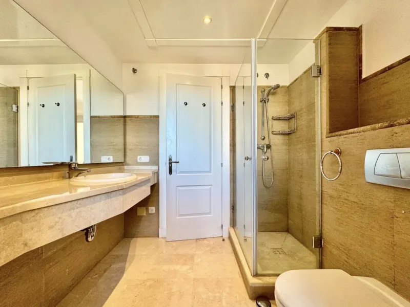 Fantastic 3-bedroom duplex penthouse with sea and African coast views, spread over two floors. It features two spacious terraces, air conditioning, heated floors, and access to communal gardens with two swimming pools. Garage and storage room included.