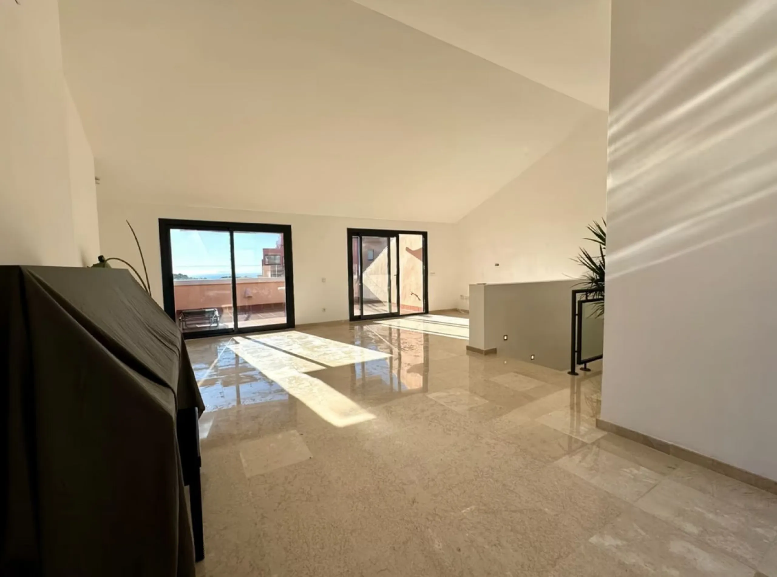 Fantastic 3-bedroom duplex penthouse with sea and African coast views, spread over two floors. It features two spacious terraces, air conditioning, heated floors, and access to communal gardens with two swimming pools. Garage and storage room included.