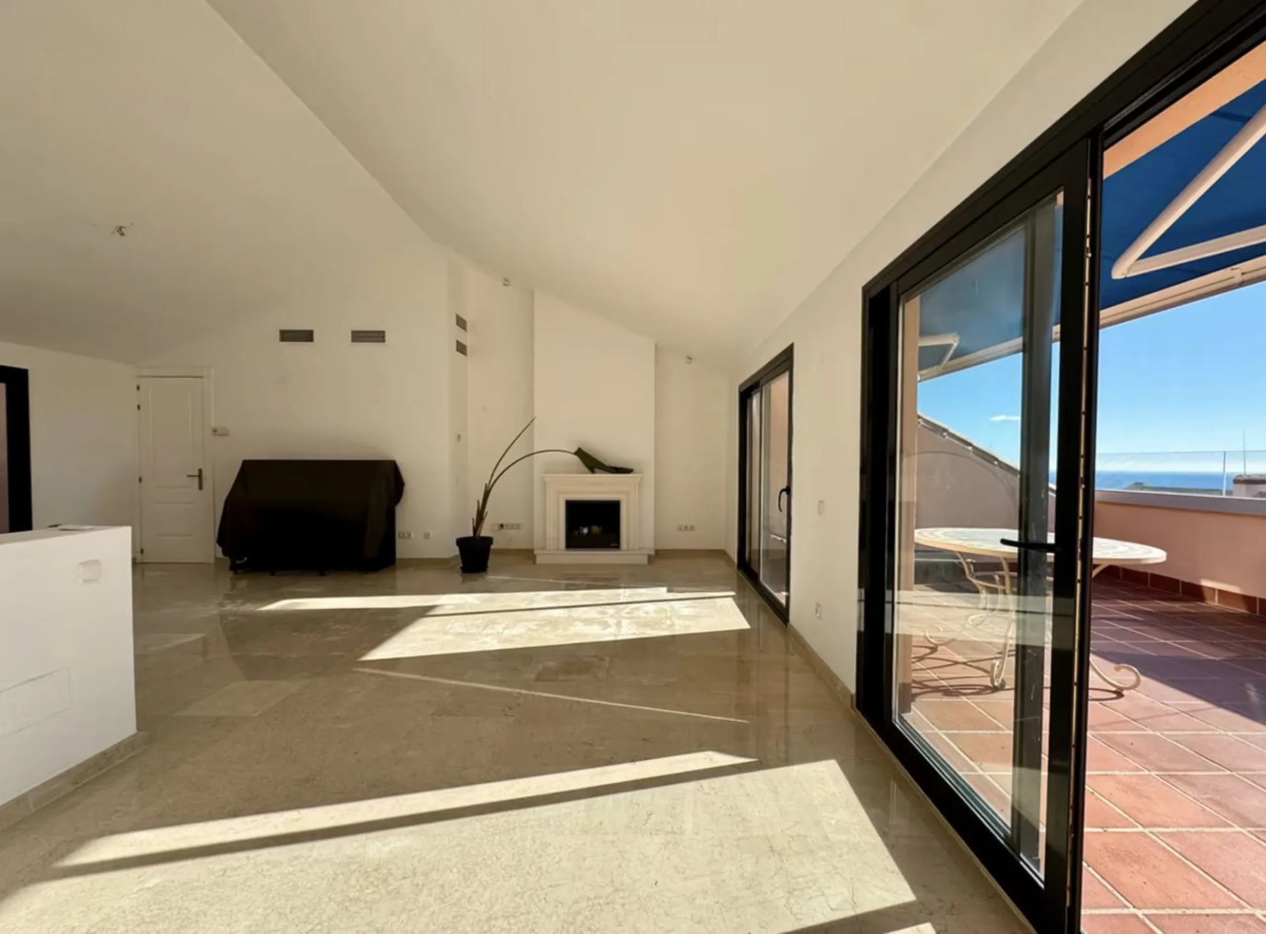 Fantastic 3-bedroom duplex penthouse with sea and African coast views, spread over two floors. It features two spacious terraces, air conditioning, heated floors, and access to communal gardens with two swimming pools. Garage and storage room included.