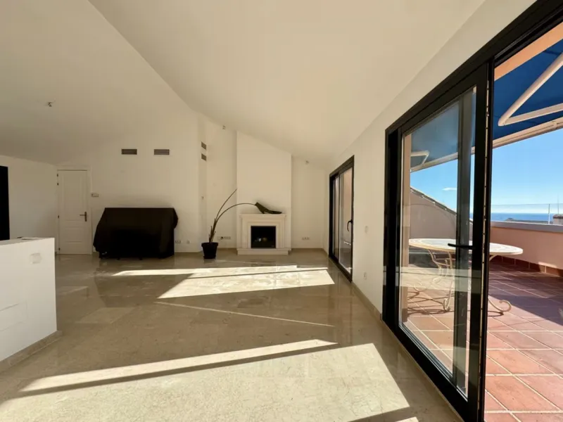 Fantastic 3-bedroom duplex penthouse with sea and African coast views, spread over two floors. It features two spacious terraces, air conditioning, heated floors, and access to communal gardens with two swimming pools. Garage and storage room included.