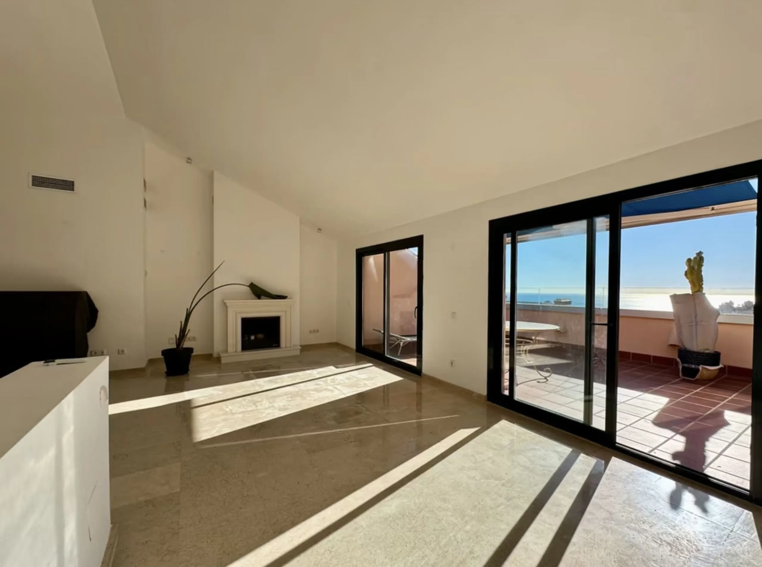 Fantastic 3-bedroom duplex penthouse with sea and African coast views, spread over two floors. It features two spacious terraces, air conditioning, heated floors, and access to communal gardens with two swimming pools. Garage and storage room included.
