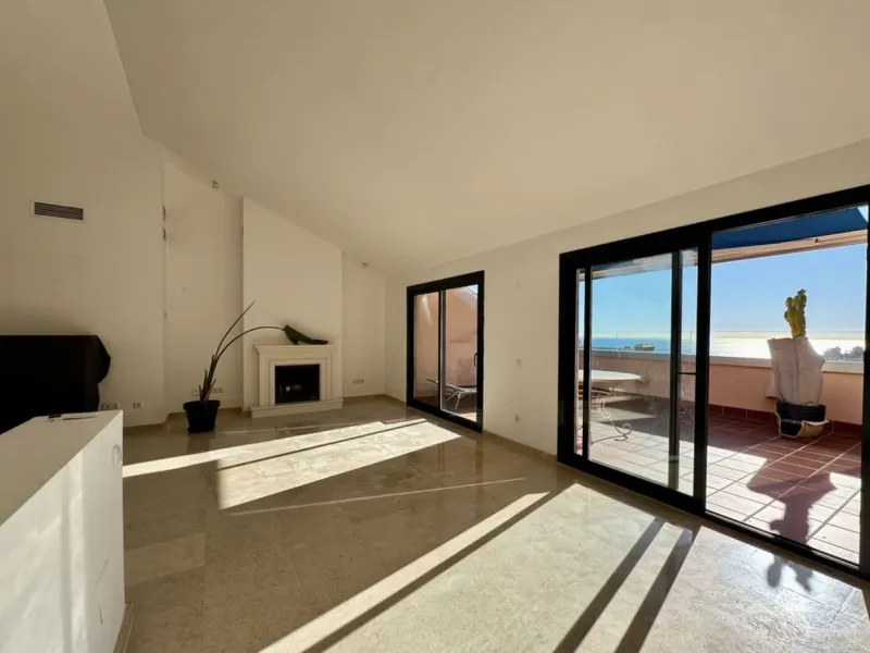 Fantastic 3-bedroom duplex penthouse with sea and African coast views, spread over two floors. It features two spacious terraces, air conditioning, heated floors, and access to communal gardens with two swimming pools. Garage and storage room included.