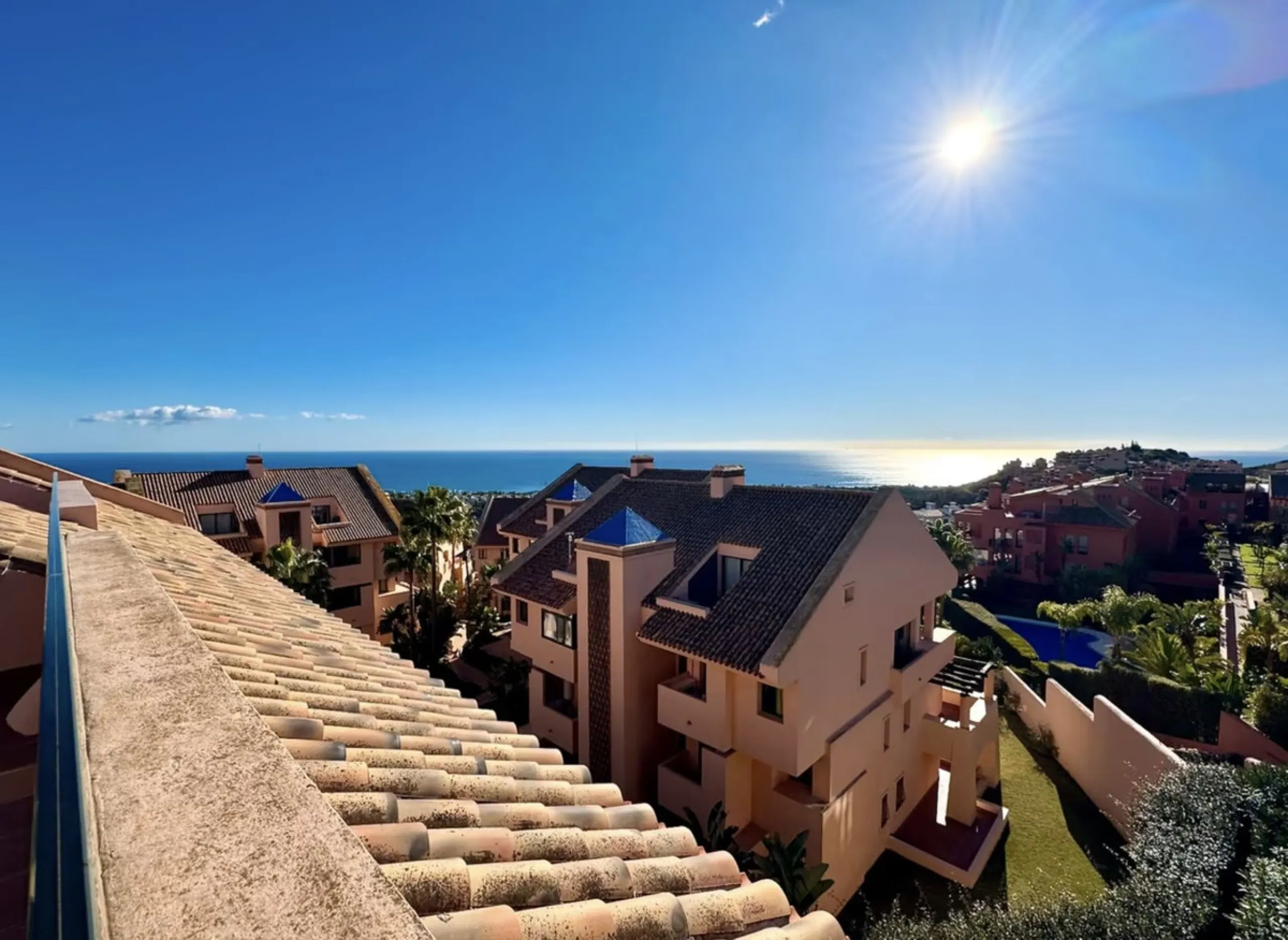 Fantastic 3-bedroom duplex penthouse with sea and African coast views, spread over two floors. It features two spacious terraces, air conditioning, heated floors, and access to communal gardens with two swimming pools. Garage and storage room included.