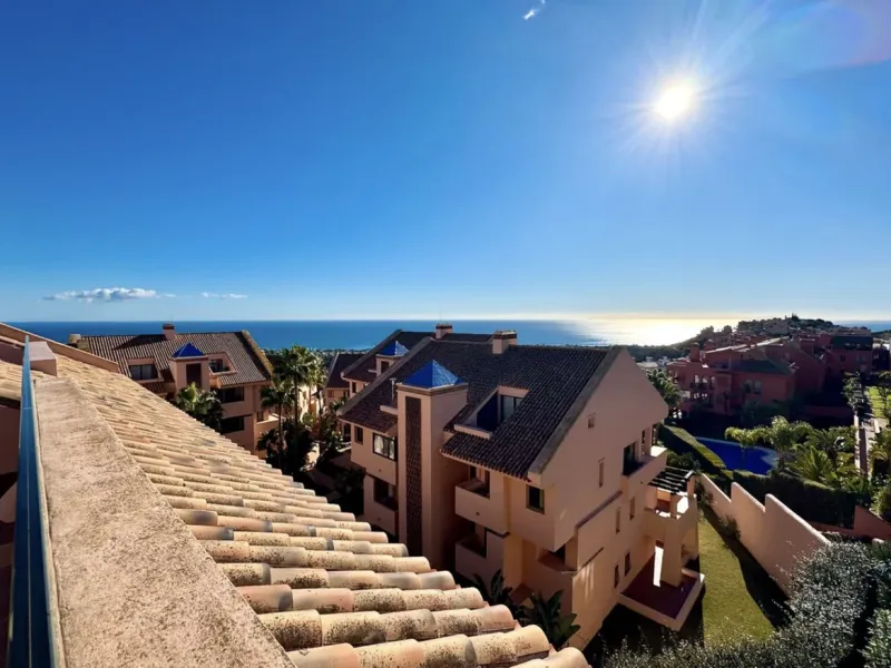Fantastic 3-bedroom duplex penthouse with sea and African coast views, spread over two floors. It features two spacious terraces, air conditioning, heated floors, and access to communal gardens with two swimming pools. Garage and storage room included.