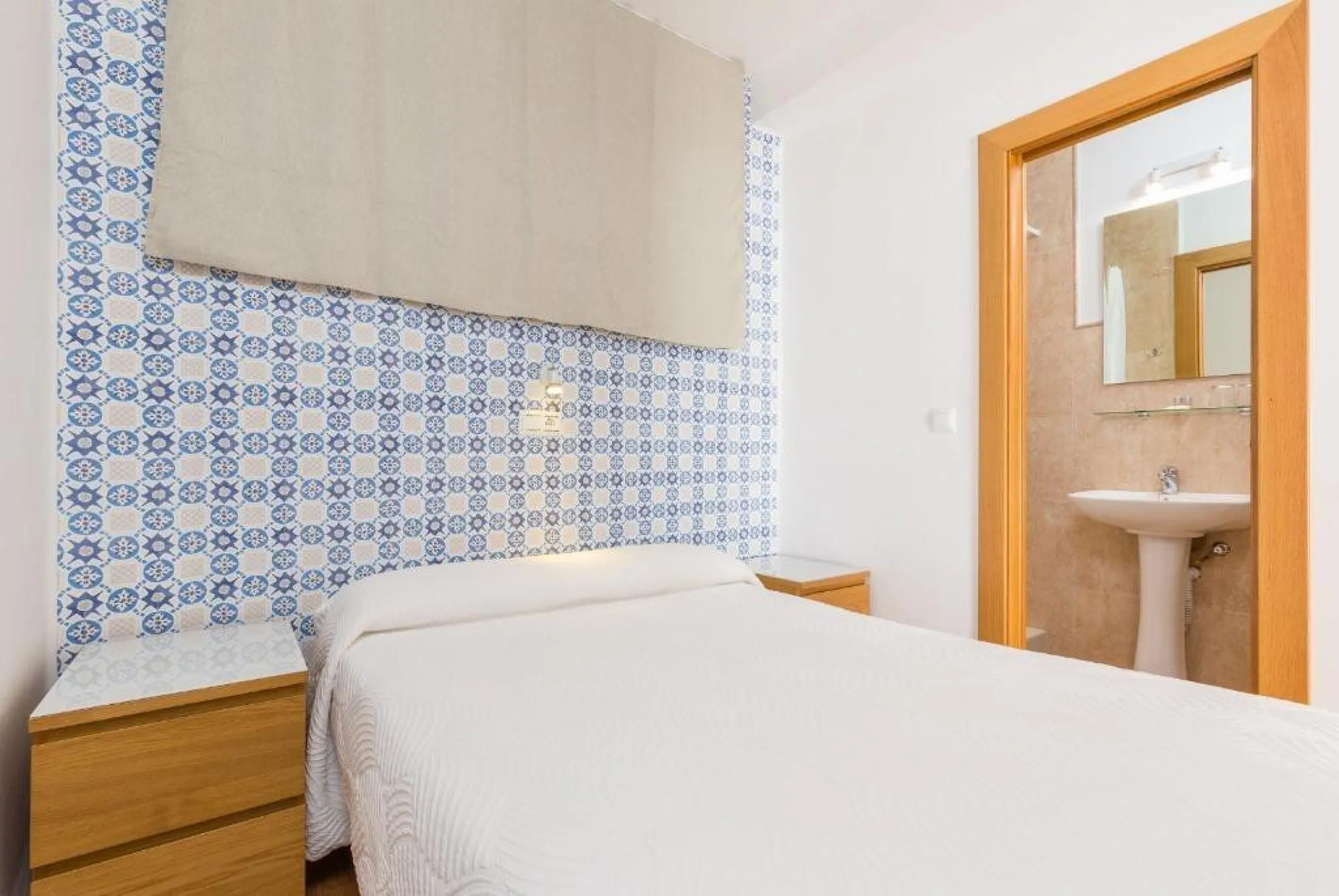 Commercial - Hostel в продаже в Torremolinos, Málaga. В доме 16 спален и 14 ванных комнат. Площадь дома 477 м²