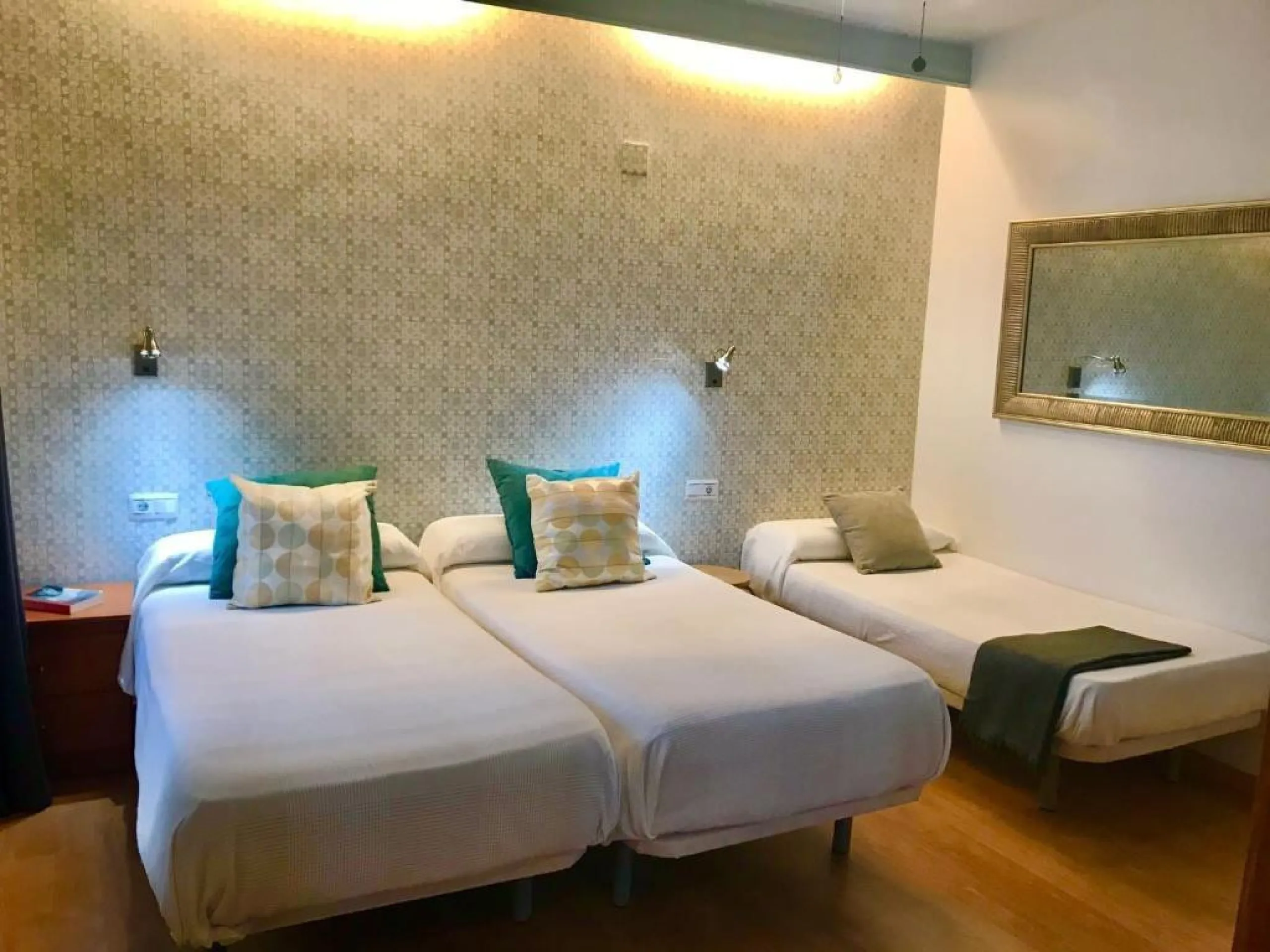 Commercial - Hostel в продаже в Torremolinos, Málaga. В доме 16 спален и 14 ванных комнат. Площадь дома 477 м²
