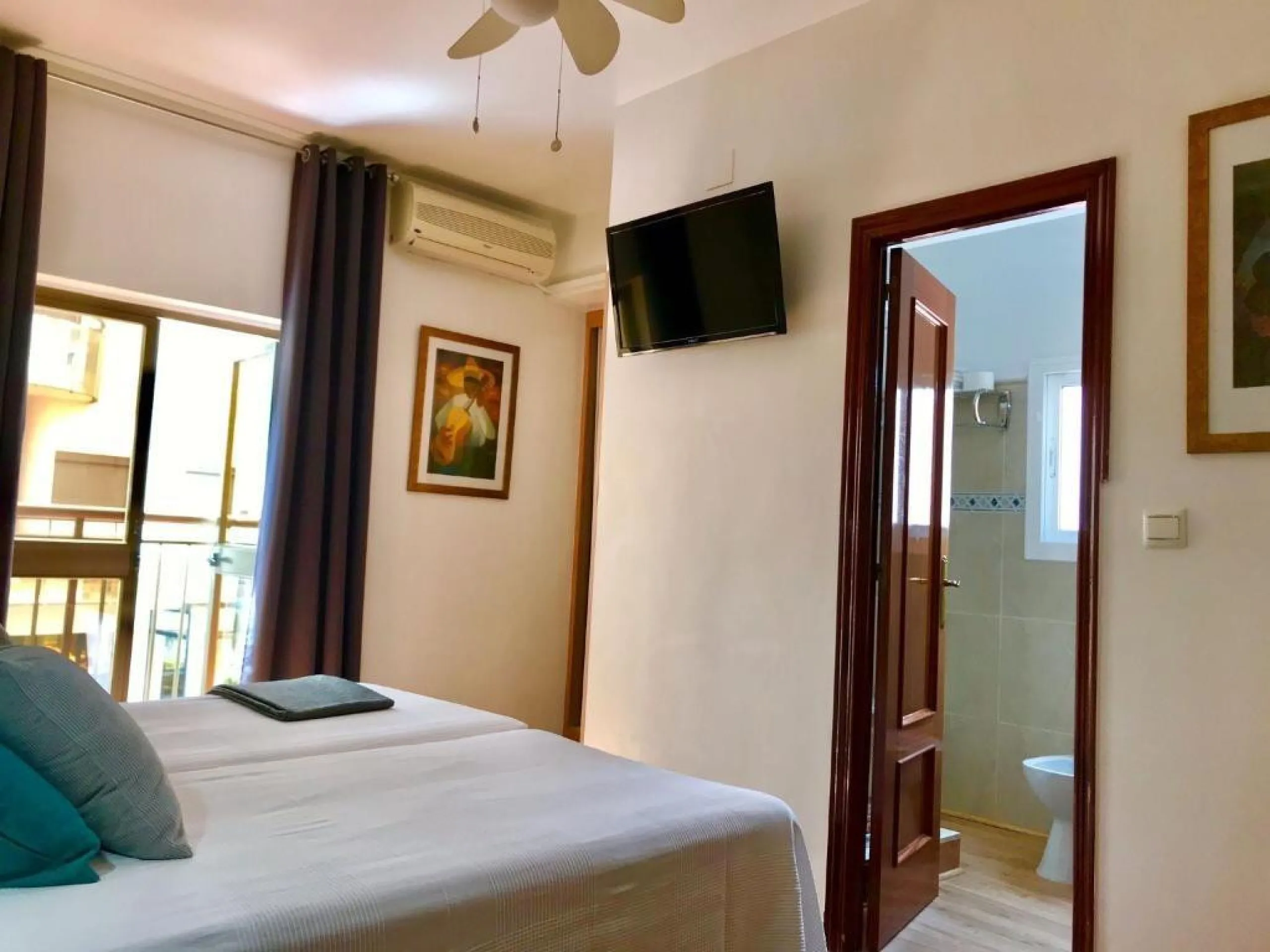Commercial - Hostel в продаже в Torremolinos, Málaga. В доме 16 спален и 14 ванных комнат. Площадь дома 477 м²