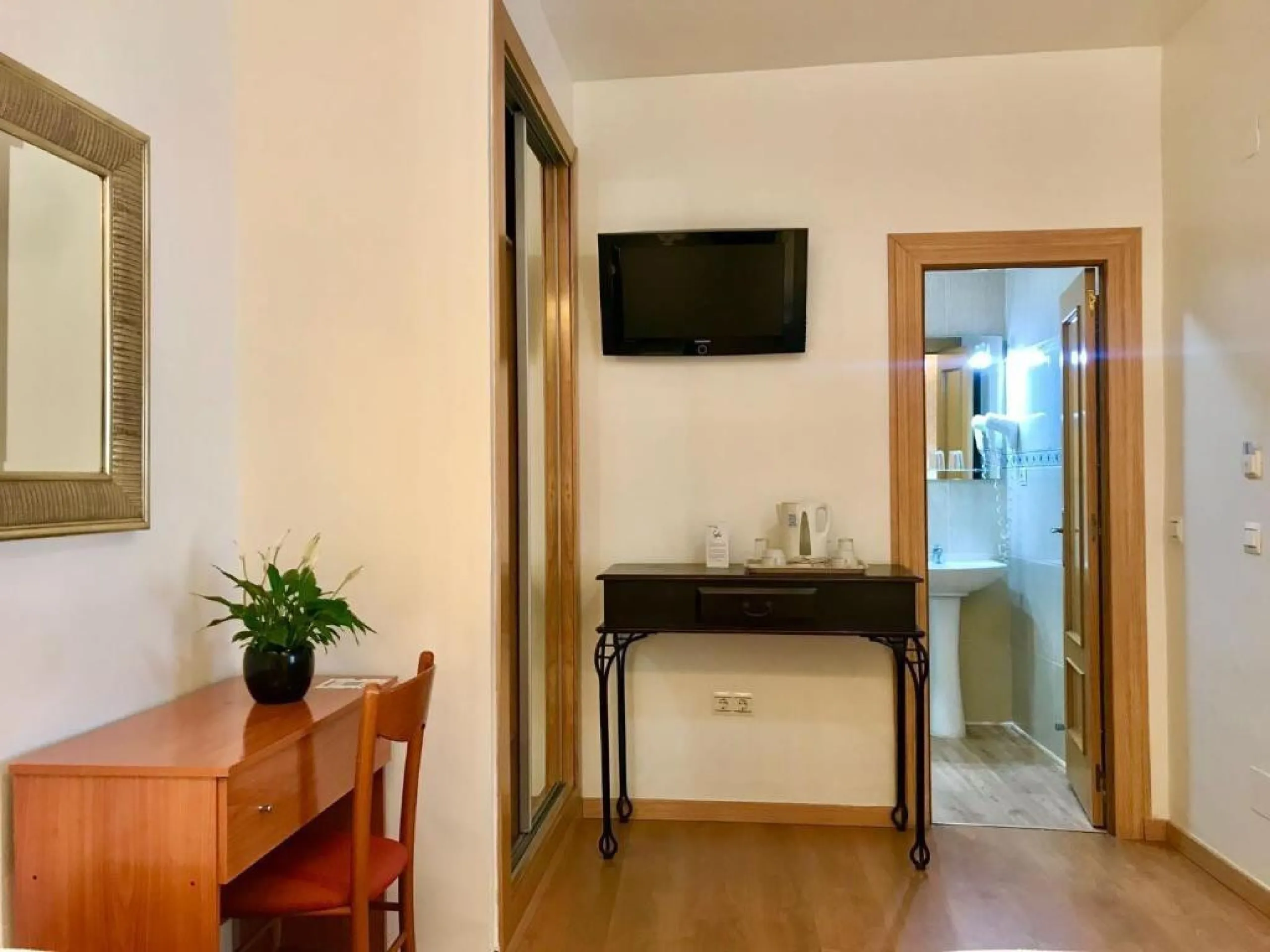 Commercial - Hostel в продаже в Torremolinos, Málaga. В доме 16 спален и 14 ванных комнат. Площадь дома 477 м²