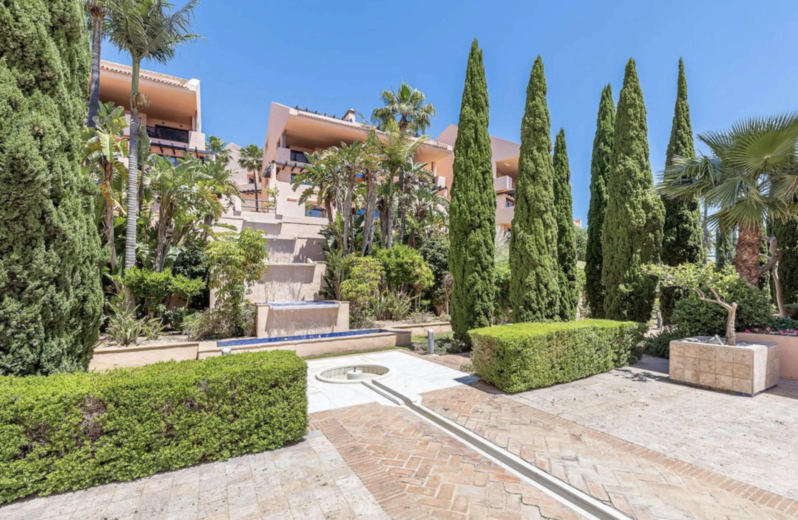 Fantastic 3-bedroom duplex penthouse with sea and African coast views, spread over two floors. It features two spacious terraces, air conditioning, heated floors, and access to communal gardens with two swimming pools. Garage and storage room included.