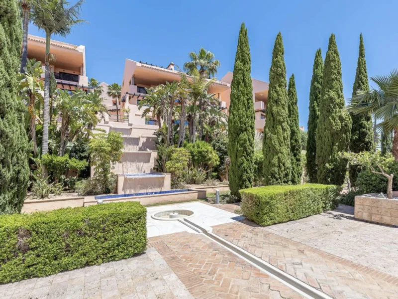 Fantastic 3-bedroom duplex penthouse with sea and African coast views, spread over two floors. It features two spacious terraces, air conditioning, heated floors, and access to communal gardens with two swimming pools. Garage and storage room included.