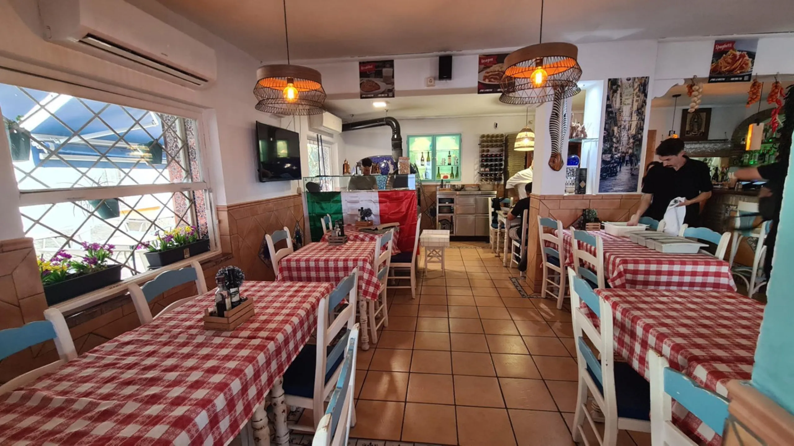 Commercial - Hostel в продаже в Torremolinos, Málaga. В доме 16 спален и 14 ванных комнат. Площадь дома 477 м²