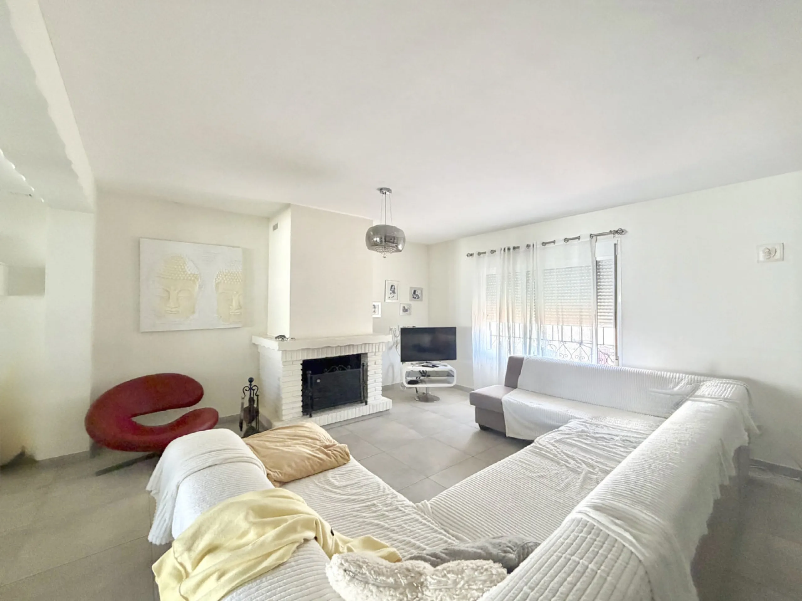 This elegant three-bedroom house is situated in the charming area of Secadero, Casares Pueblo, within the picturesque municipality of Casares, Malaga.