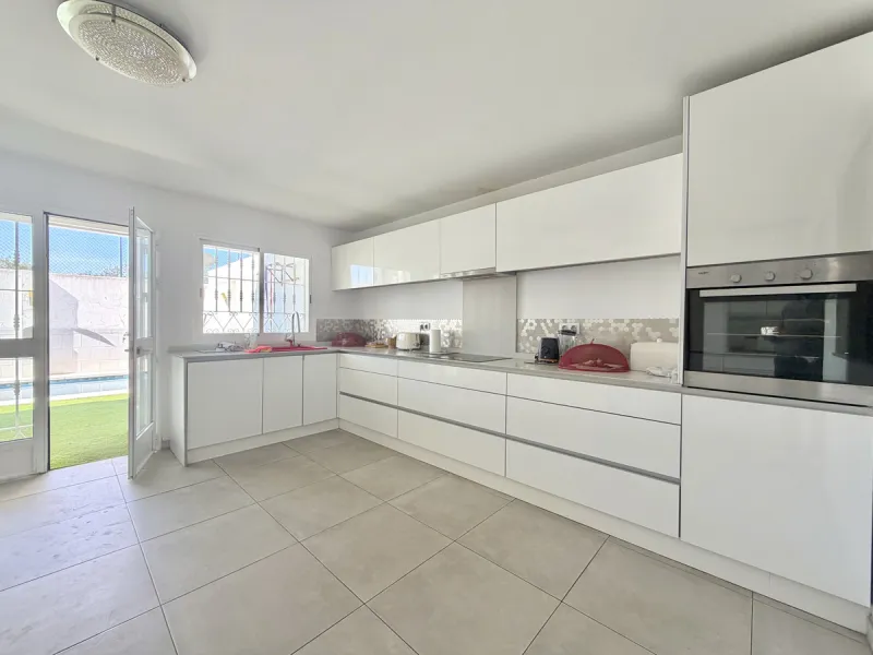 This elegant three-bedroom house is situated in the charming area of Secadero, Casares Pueblo, within the picturesque municipality of Casares, Malaga.