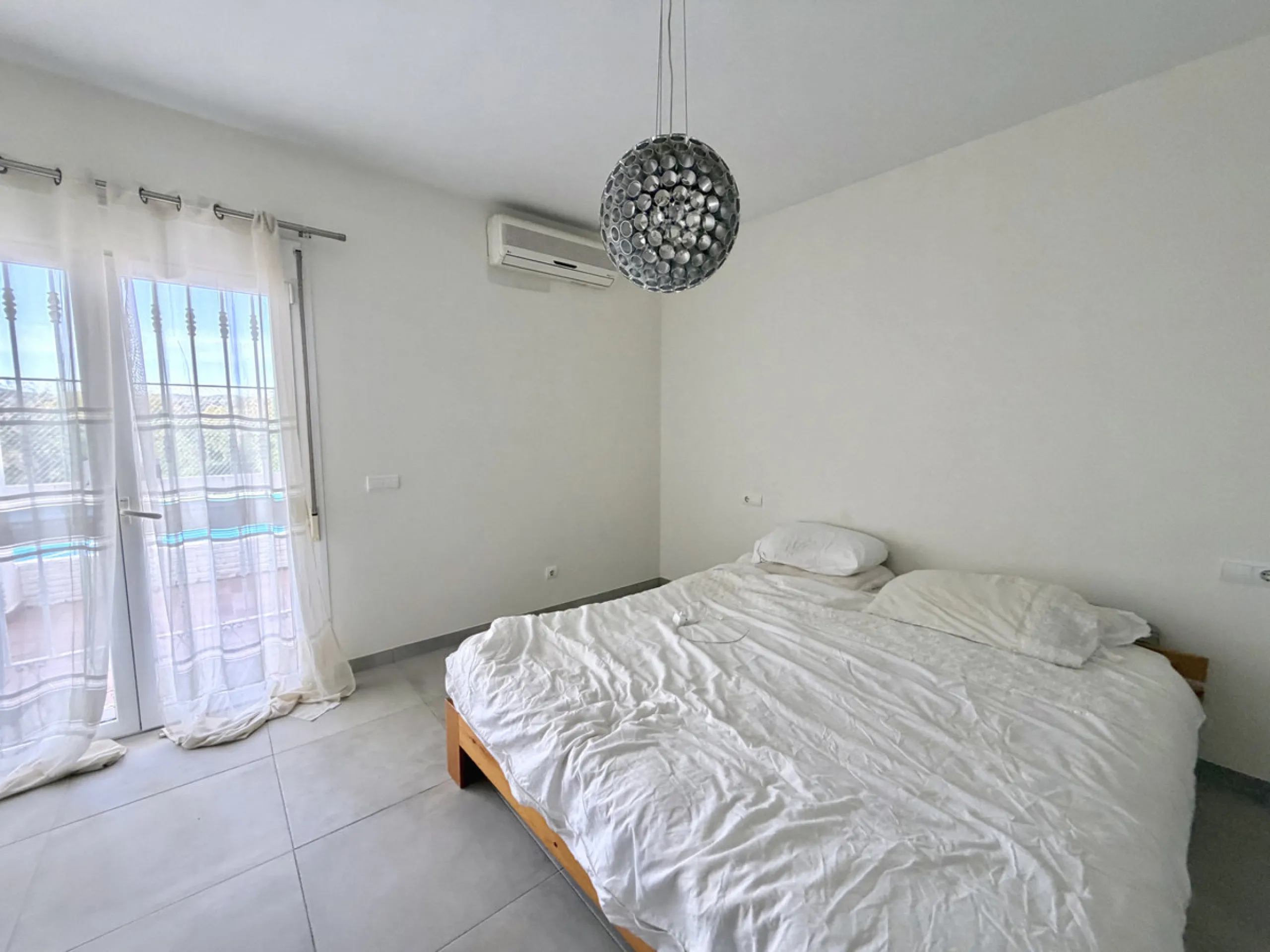 This elegant three-bedroom house is situated in the charming area of Secadero, Casares Pueblo, within the picturesque municipality of Casares, Malaga.