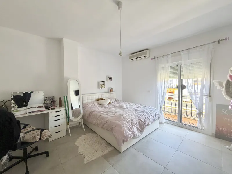 This elegant three-bedroom house is situated in the charming area of Secadero, Casares Pueblo, within the picturesque municipality of Casares, Malaga.