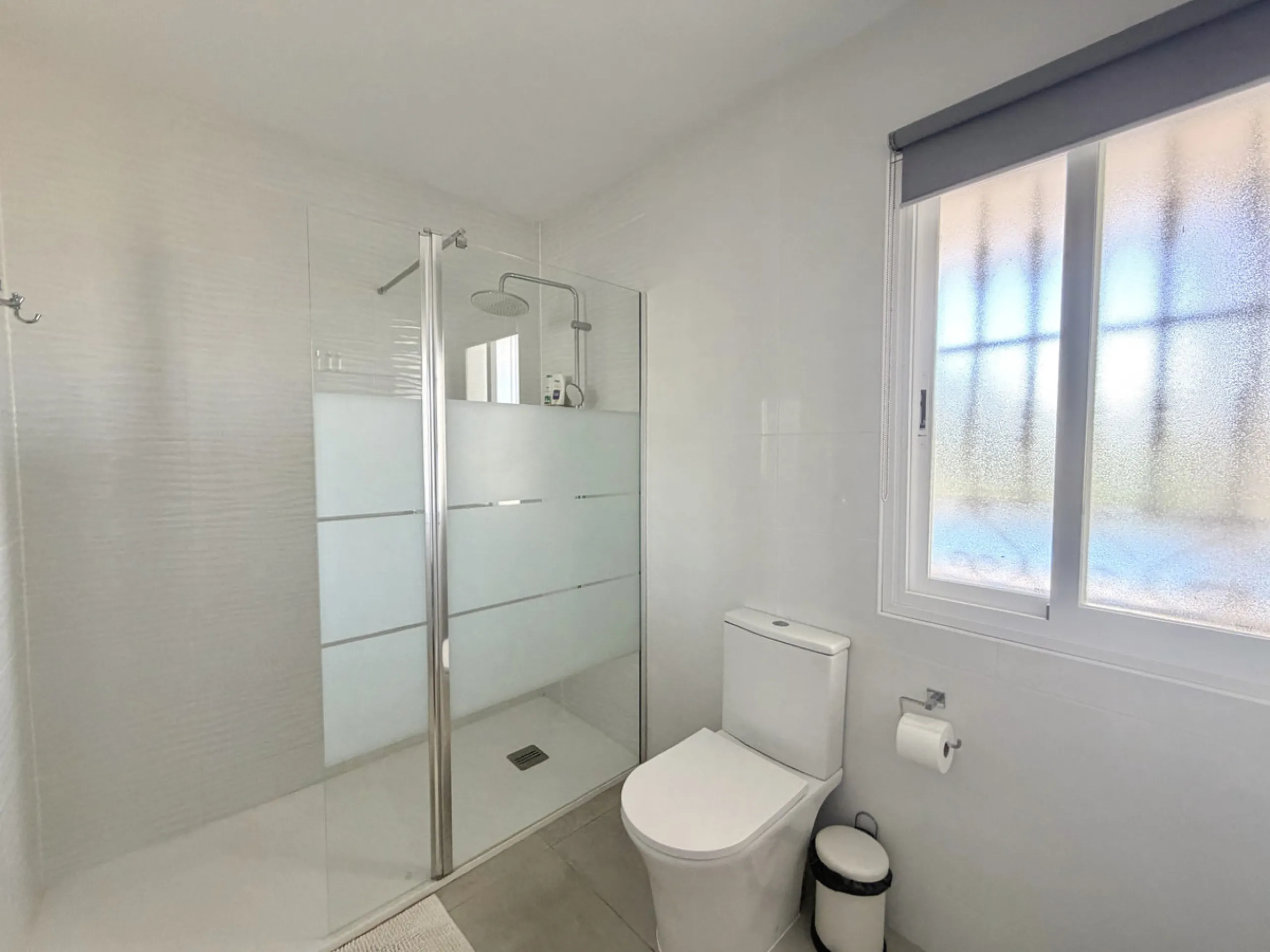 This elegant three-bedroom house is situated in the charming area of Secadero, Casares Pueblo, within the picturesque municipality of Casares, Malaga.