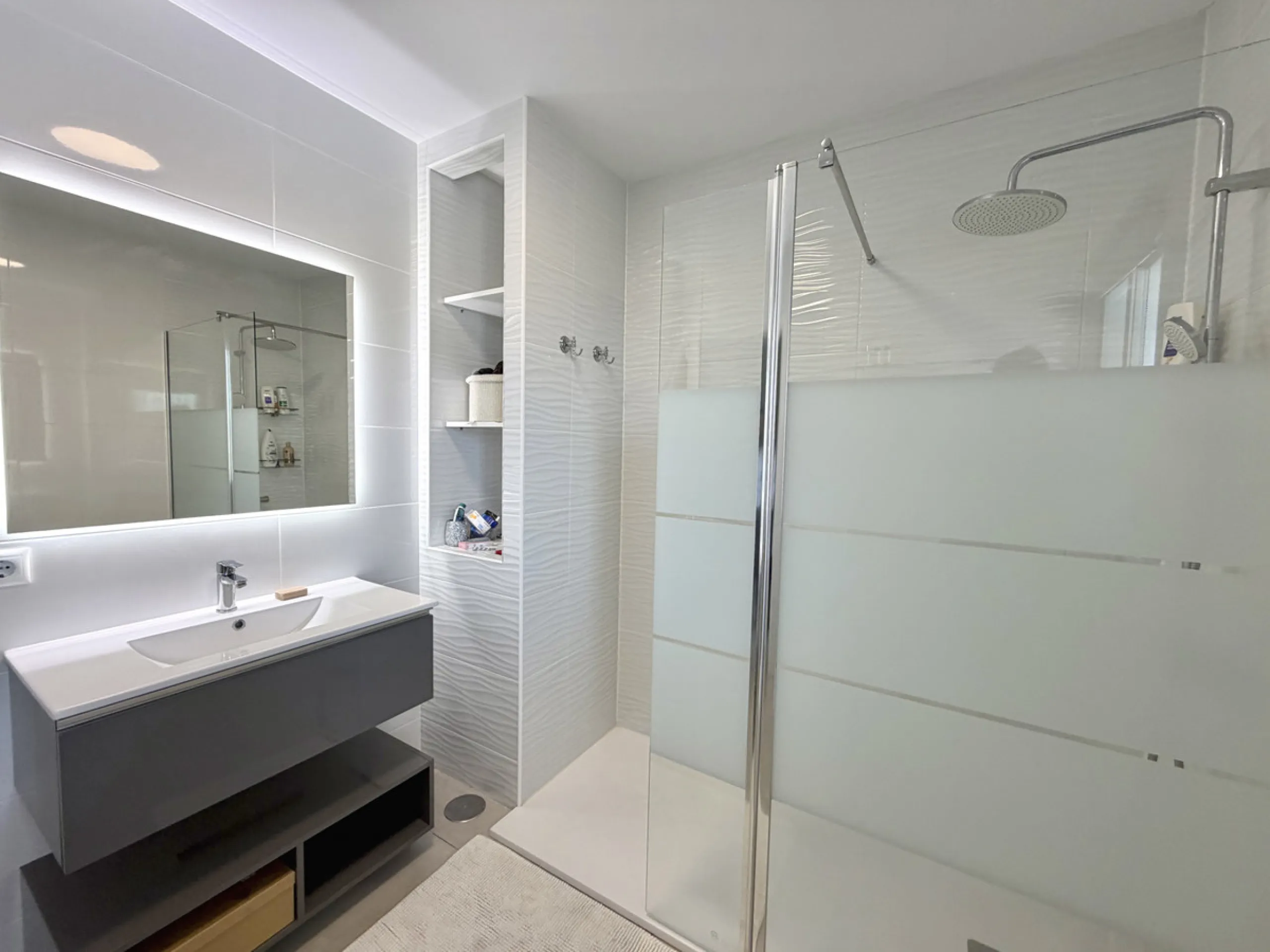 This elegant three-bedroom house is situated in the charming area of Secadero, Casares Pueblo, within the picturesque municipality of Casares, Malaga.