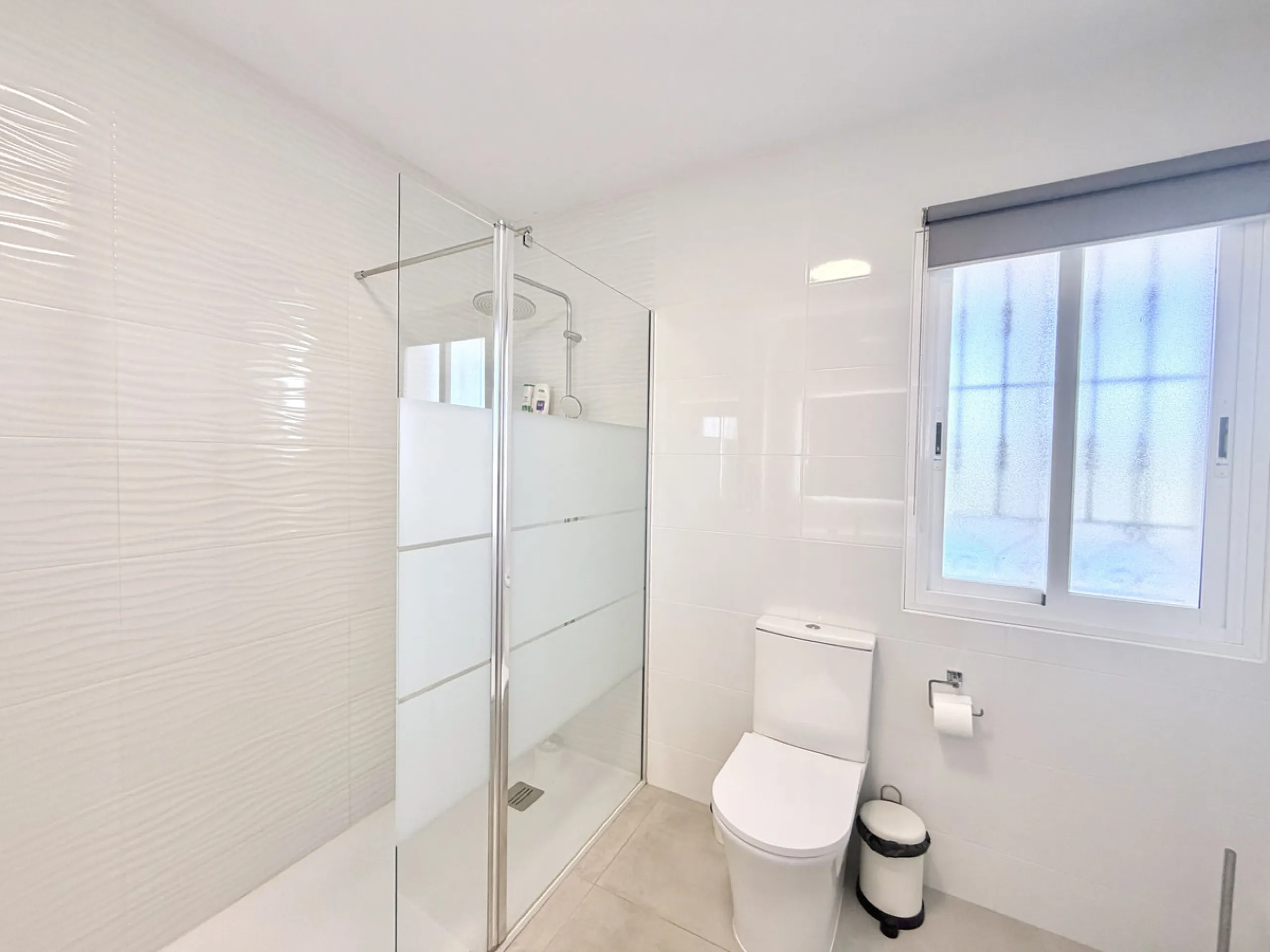 This elegant three-bedroom house is situated in the charming area of Secadero, Casares Pueblo, within the picturesque municipality of Casares, Malaga.
