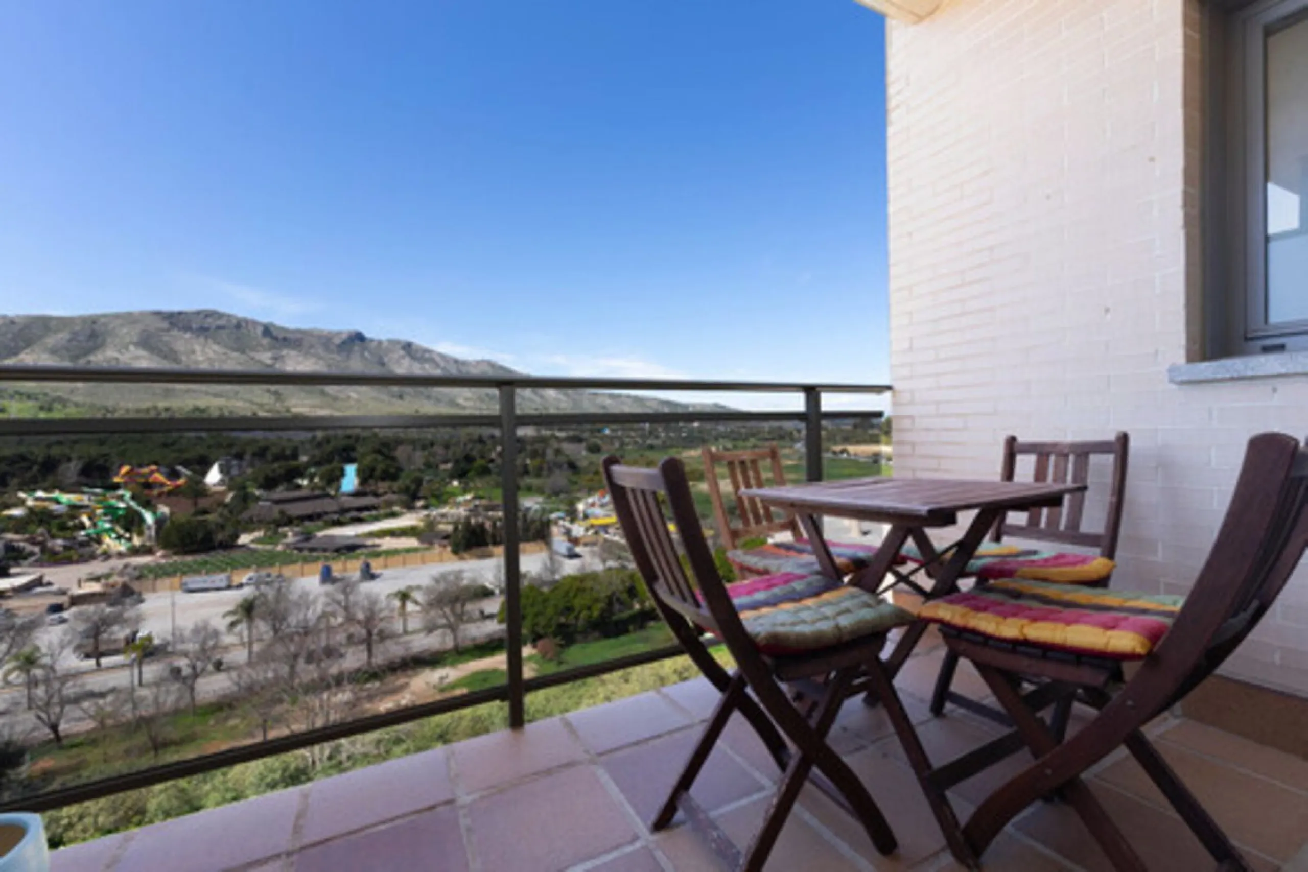 BEAUTIFUL APARTMENT JUST 1,000 METERS FROM THE SEA AND WITH SEA AND MOUNTAIN VIEWS.
