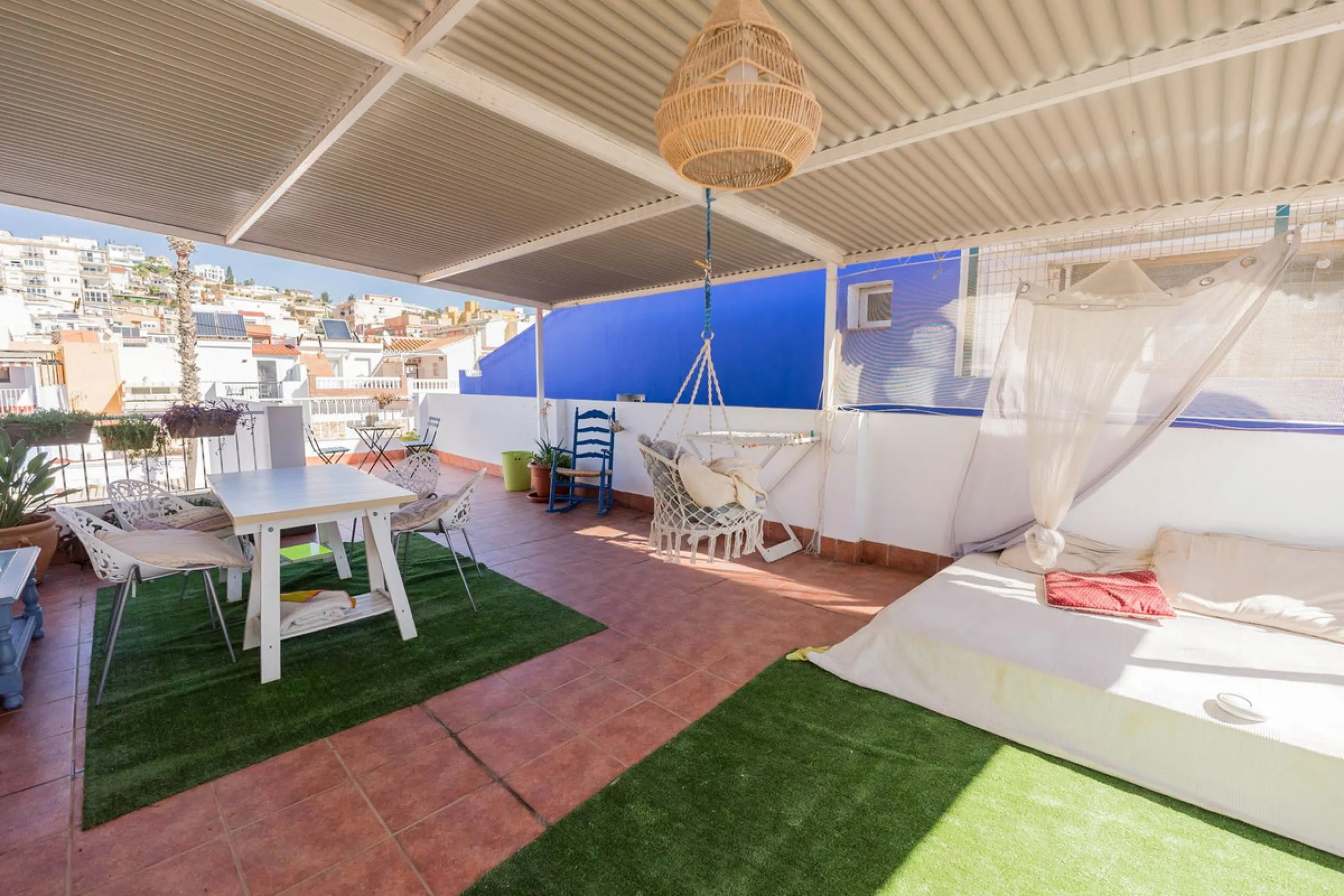 Imagine waking up every day to the sea breeze, the scent of salt air, and the sound of gently lapping waves just 50 meters from your home. This two-bedroom apartment, located on the second line from the beach in the emblematic and traditional El Palo neig