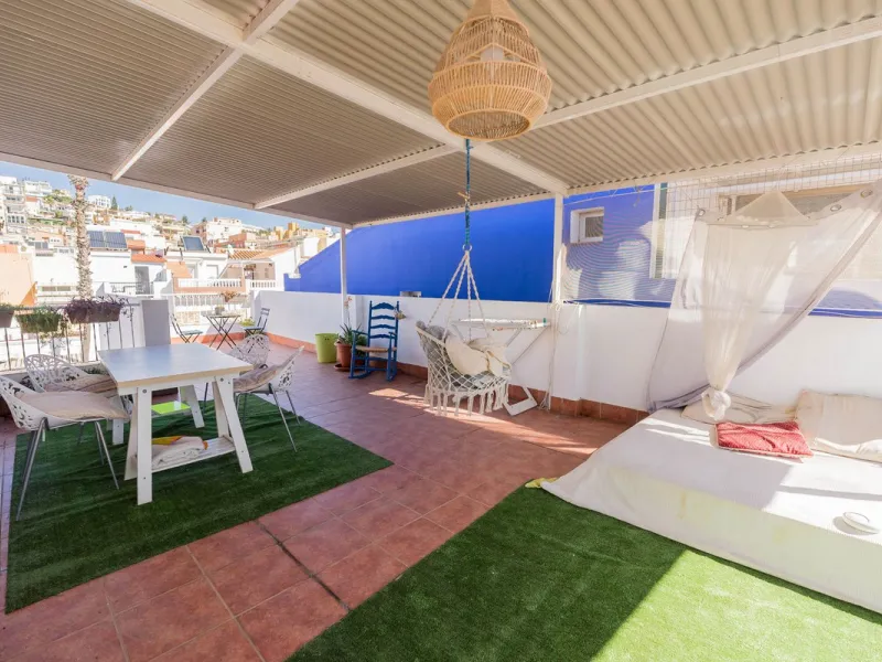 Imagine waking up every day to the sea breeze, the scent of salt air, and the sound of gently lapping waves just 50 meters from your home. This two-bedroom apartment, located on the second line from the beach in the emblematic and traditional El Palo neig