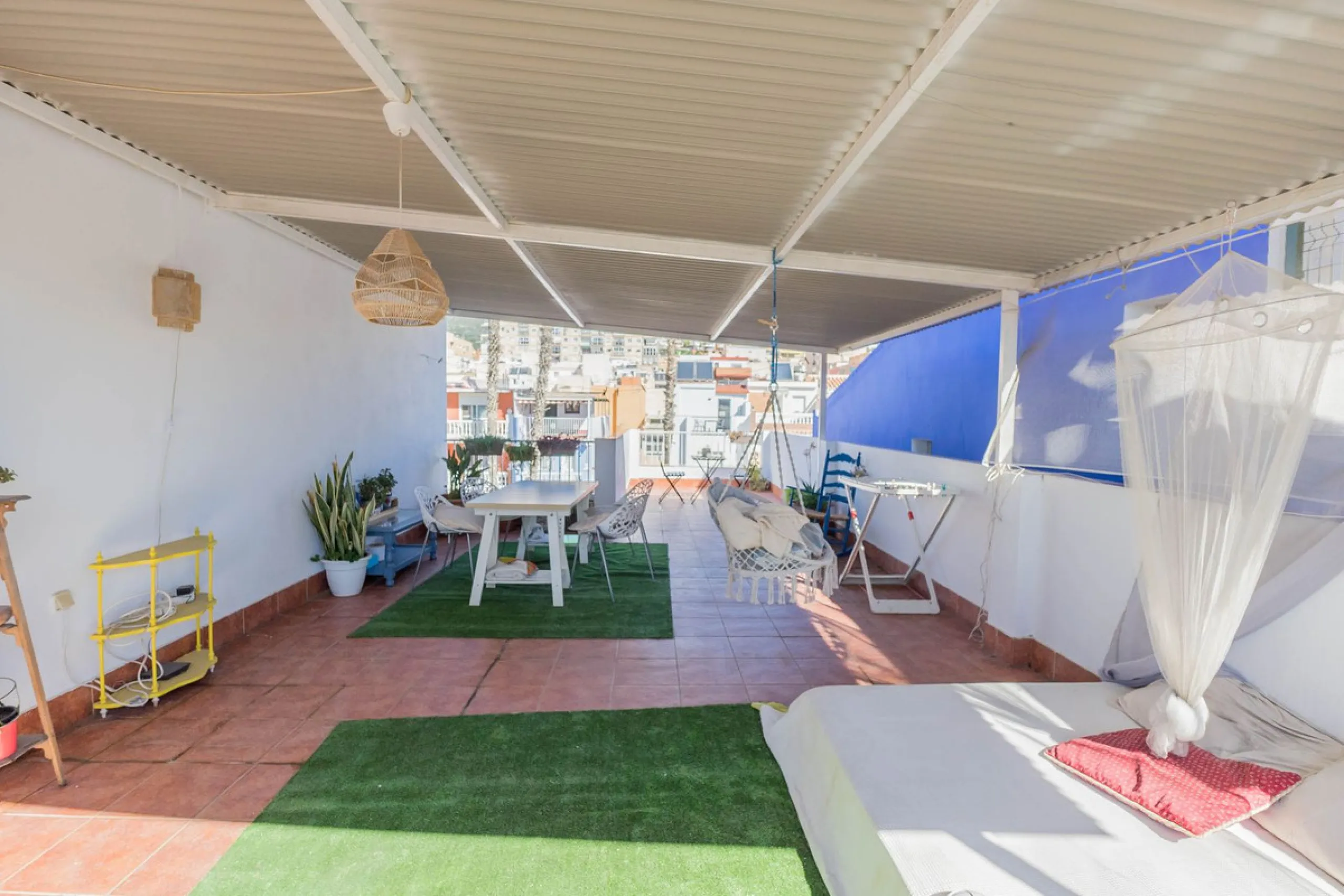Imagine waking up every day to the sea breeze, the scent of salt air, and the sound of gently lapping waves just 50 meters from your home. This two-bedroom apartment, located on the second line from the beach in the emblematic and traditional El Palo neig