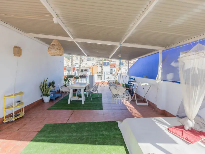 Imagine waking up every day to the sea breeze, the scent of salt air, and the sound of gently lapping waves just 50 meters from your home. This two-bedroom apartment, located on the second line from the beach in the emblematic and traditional El Palo neig