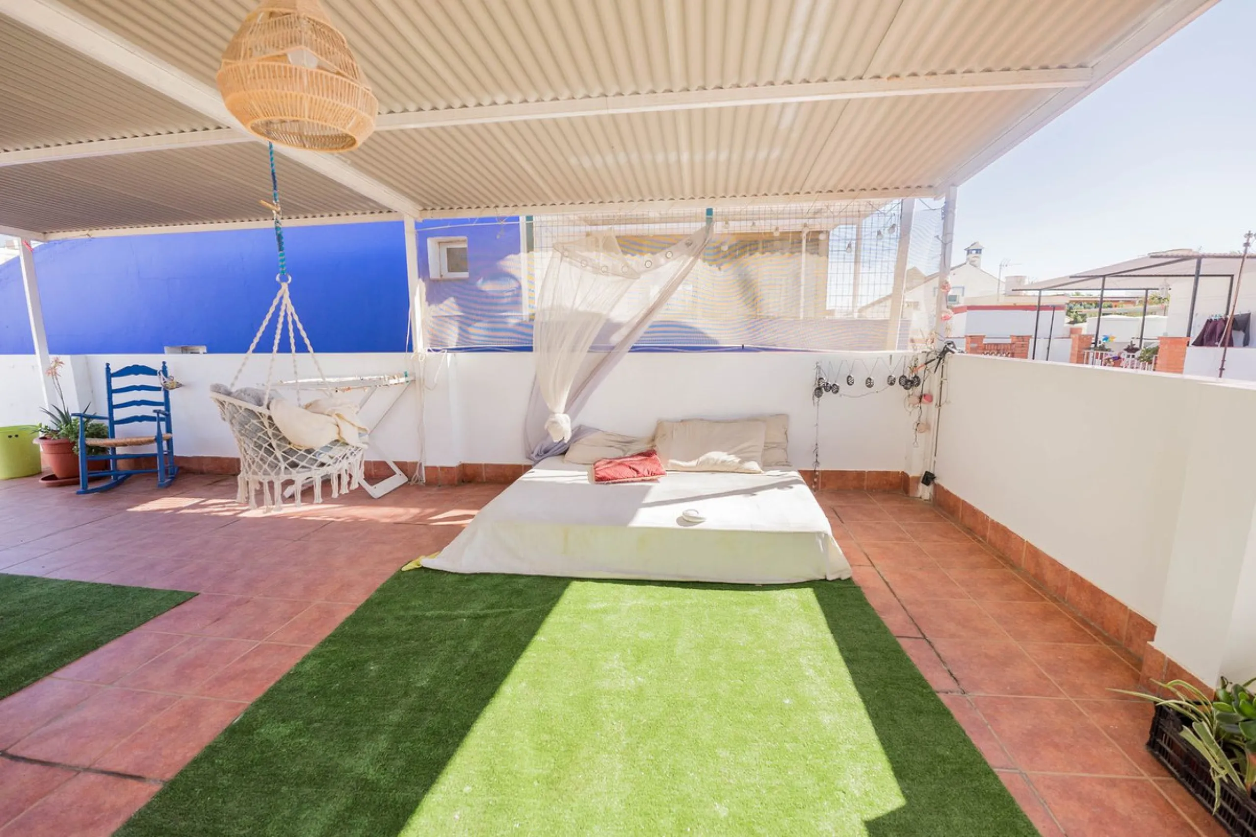Imagine waking up every day to the sea breeze, the scent of salt air, and the sound of gently lapping waves just 50 meters from your home. This two-bedroom apartment, located on the second line from the beach in the emblematic and traditional El Palo neig