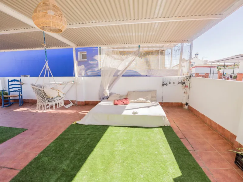 Imagine waking up every day to the sea breeze, the scent of salt air, and the sound of gently lapping waves just 50 meters from your home. This two-bedroom apartment, located on the second line from the beach in the emblematic and traditional El Palo neig