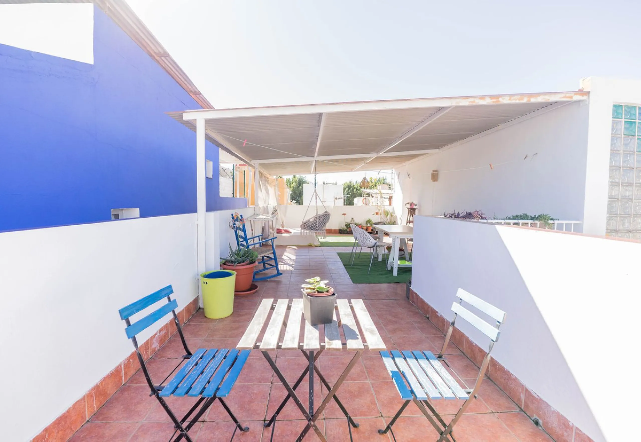 Imagine waking up every day to the sea breeze, the scent of salt air, and the sound of gently lapping waves just 50 meters from your home. This two-bedroom apartment, located on the second line from the beach in the emblematic and traditional El Palo neig