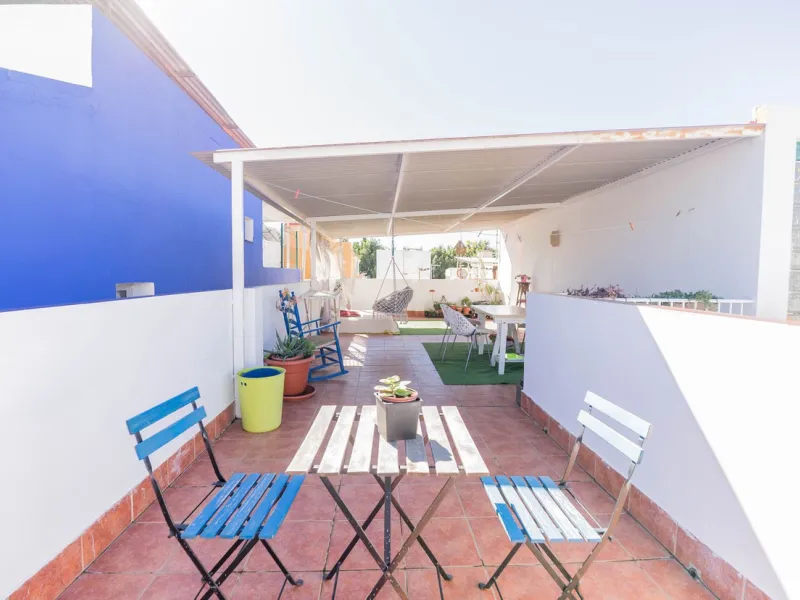 Imagine waking up every day to the sea breeze, the scent of salt air, and the sound of gently lapping waves just 50 meters from your home. This two-bedroom apartment, located on the second line from the beach in the emblematic and traditional El Palo neig
