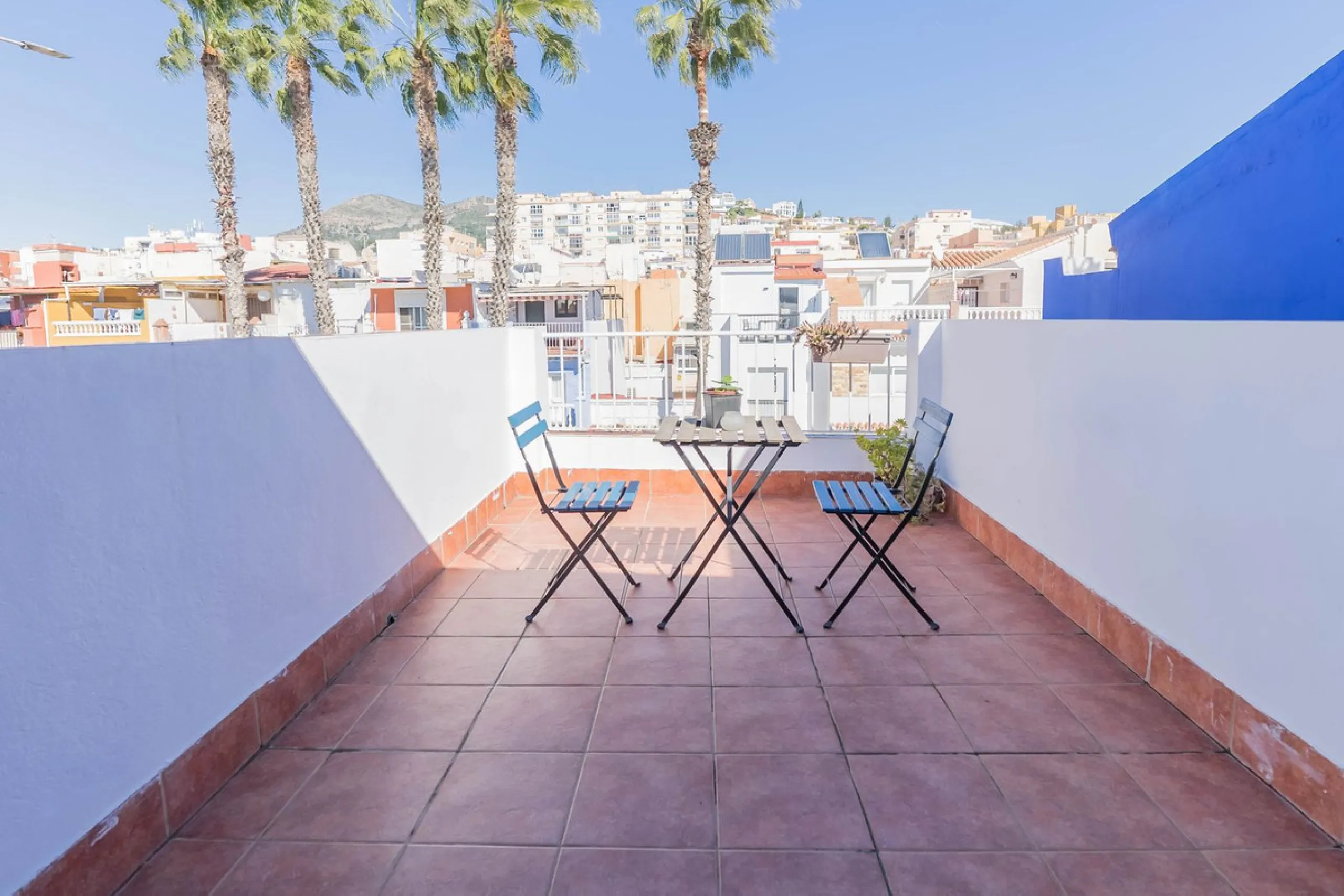 Imagine waking up every day to the sea breeze, the scent of salt air, and the sound of gently lapping waves just 50 meters from your home. This two-bedroom apartment, located on the second line from the beach in the emblematic and traditional El Palo neig