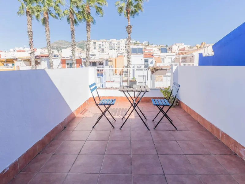 Imagine waking up every day to the sea breeze, the scent of salt air, and the sound of gently lapping waves just 50 meters from your home. This two-bedroom apartment, located on the second line from the beach in the emblematic and traditional El Palo neig