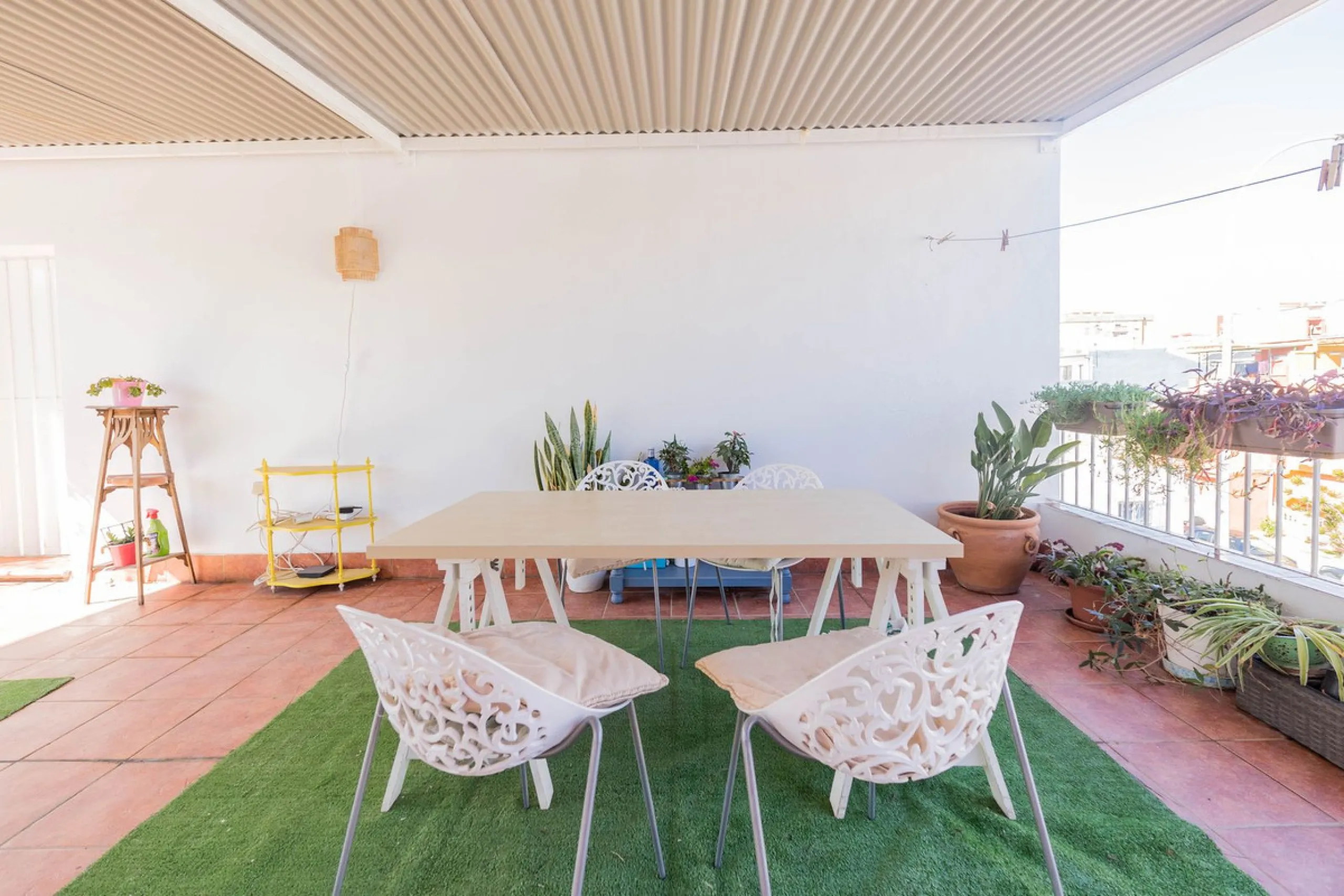 Imagine waking up every day to the sea breeze, the scent of salt air, and the sound of gently lapping waves just 50 meters from your home. This two-bedroom apartment, located on the second line from the beach in the emblematic and traditional El Palo neig