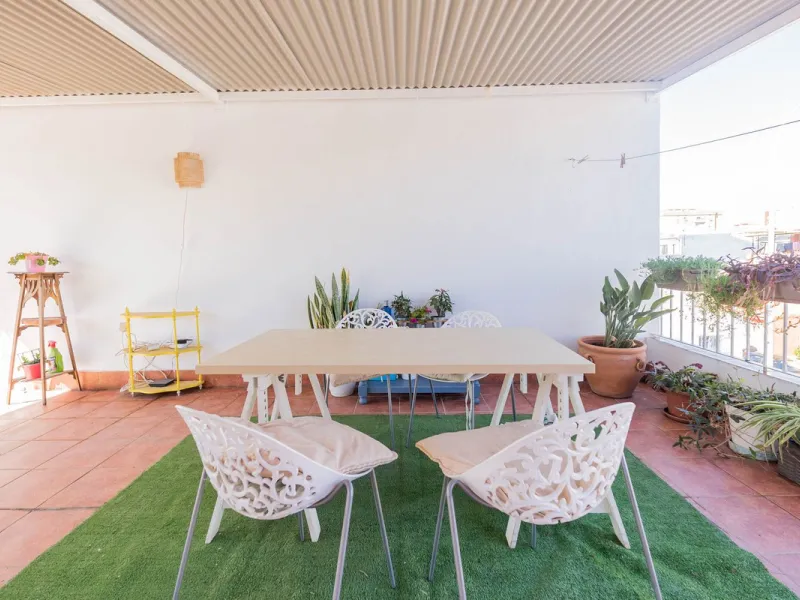 Imagine waking up every day to the sea breeze, the scent of salt air, and the sound of gently lapping waves just 50 meters from your home. This two-bedroom apartment, located on the second line from the beach in the emblematic and traditional El Palo neig