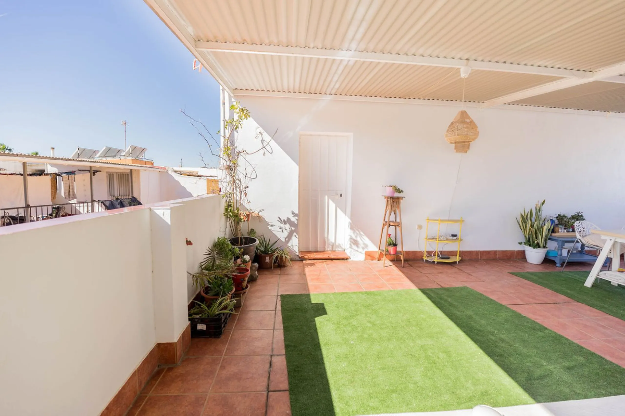 Imagine waking up every day to the sea breeze, the scent of salt air, and the sound of gently lapping waves just 50 meters from your home. This two-bedroom apartment, located on the second line from the beach in the emblematic and traditional El Palo neig