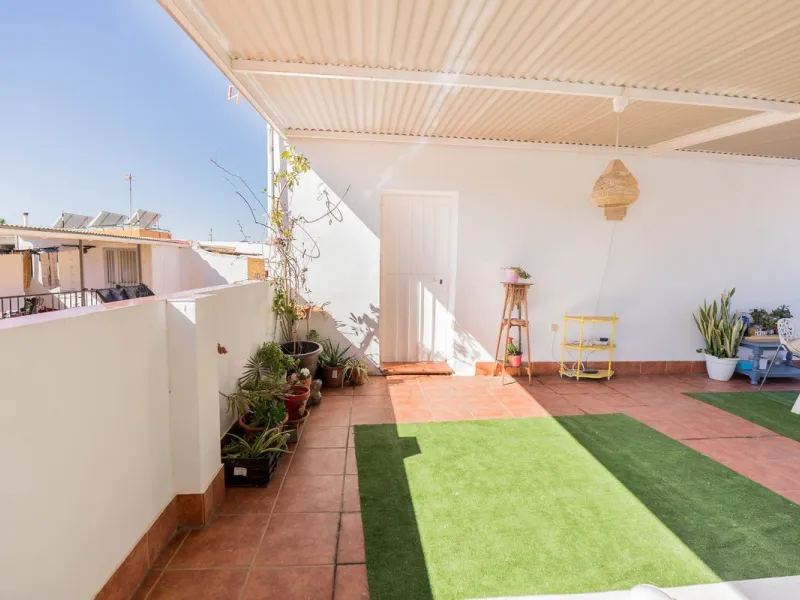 Imagine waking up every day to the sea breeze, the scent of salt air, and the sound of gently lapping waves just 50 meters from your home. This two-bedroom apartment, located on the second line from the beach in the emblematic and traditional El Palo neig