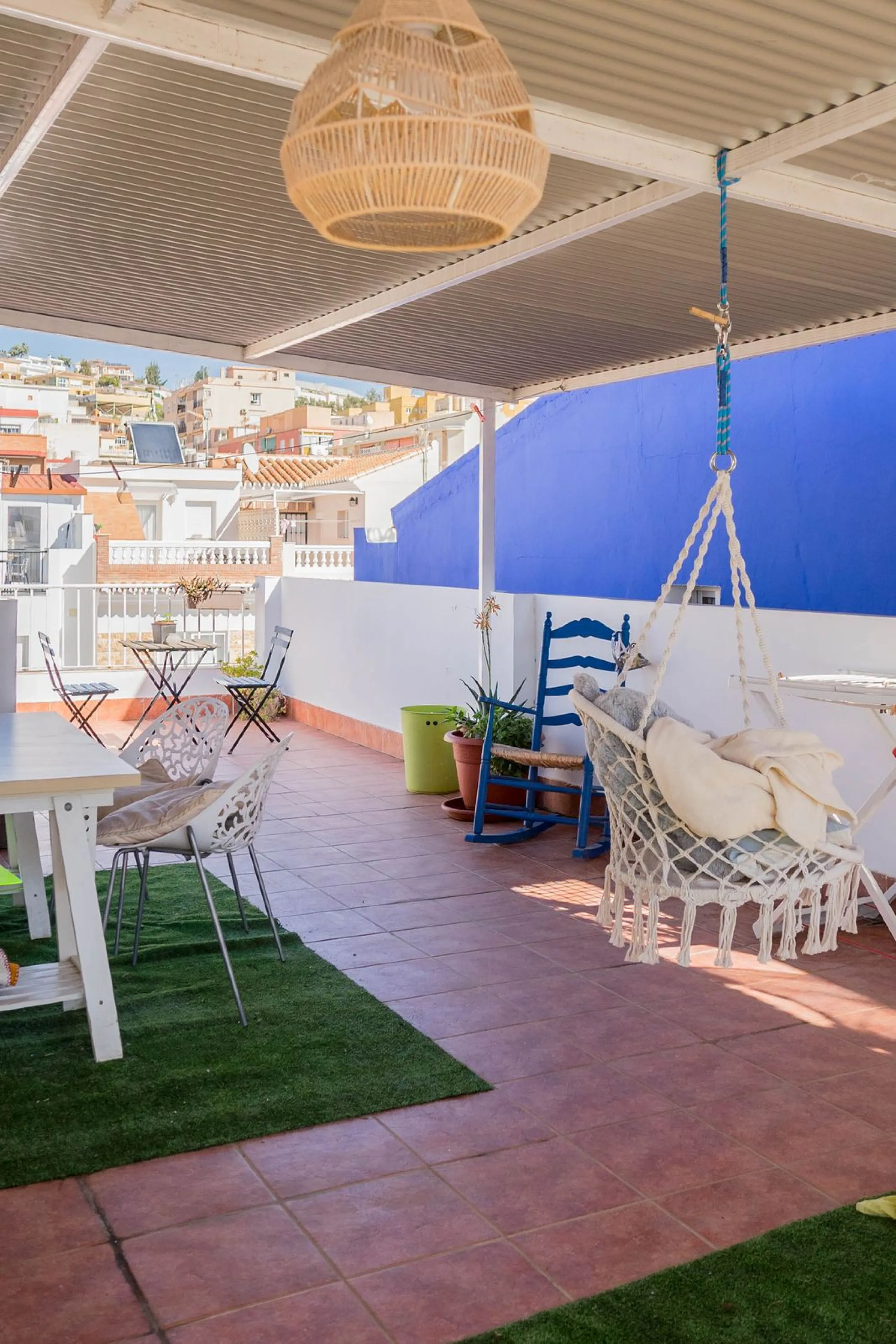 Imagine waking up every day to the sea breeze, the scent of salt air, and the sound of gently lapping waves just 50 meters from your home. This two-bedroom apartment, located on the second line from the beach in the emblematic and traditional El Palo neig