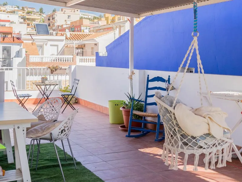 Imagine waking up every day to the sea breeze, the scent of salt air, and the sound of gently lapping waves just 50 meters from your home. This two-bedroom apartment, located on the second line from the beach in the emblematic and traditional El Palo neig